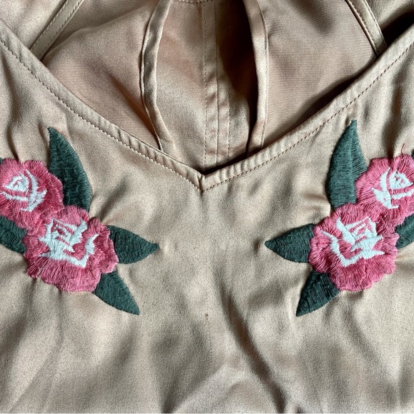 Beautiful ROXY embroidered rose top - such desert vibes - so boho - Picture 4 of 5